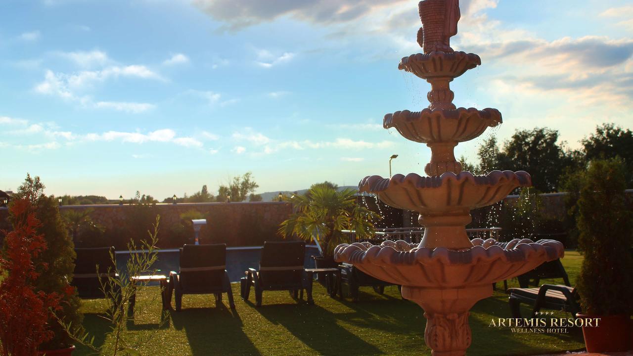 Artemis Resort Wellness Hotel Sturovo Exterior photo